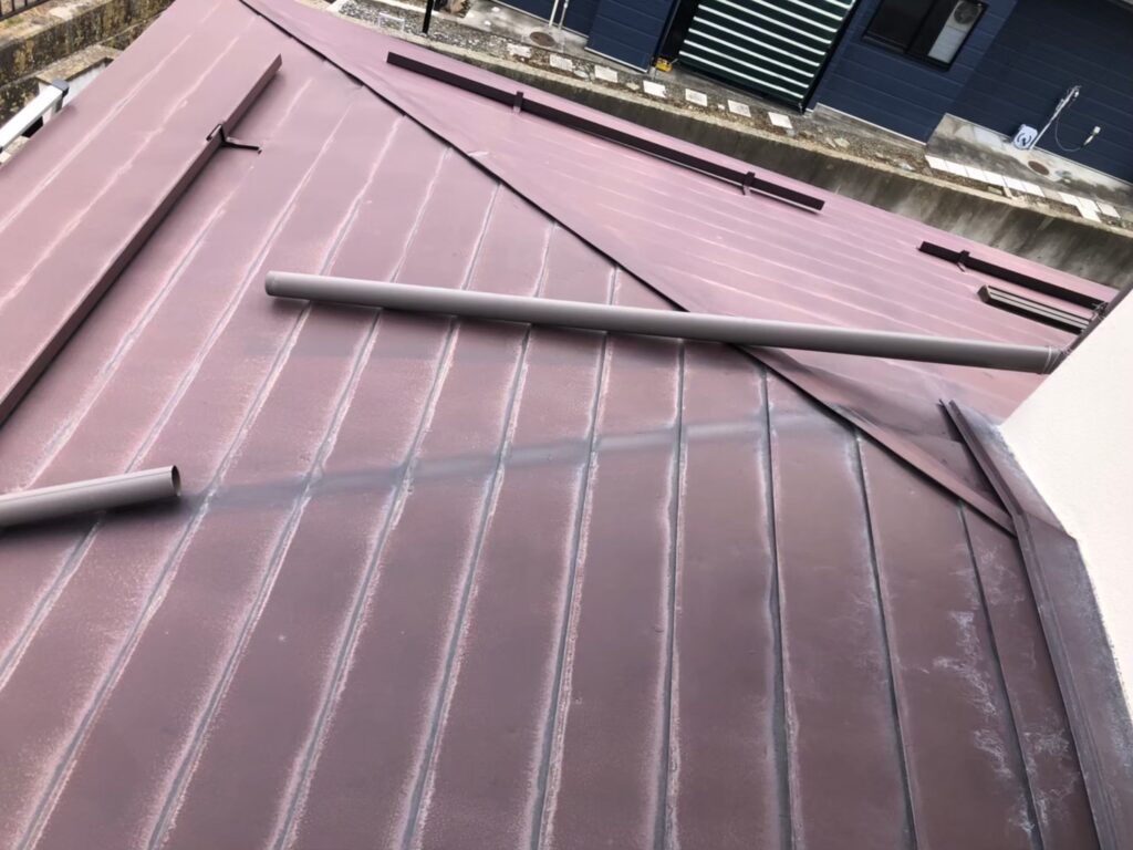 屋根材に黒ずみ汚れが発生し、防水性能が低下している状態