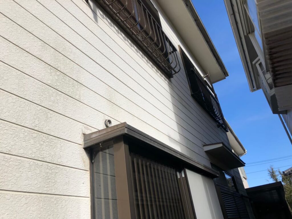 経年劣化により外壁に黒ずみ汚れが付着している状態