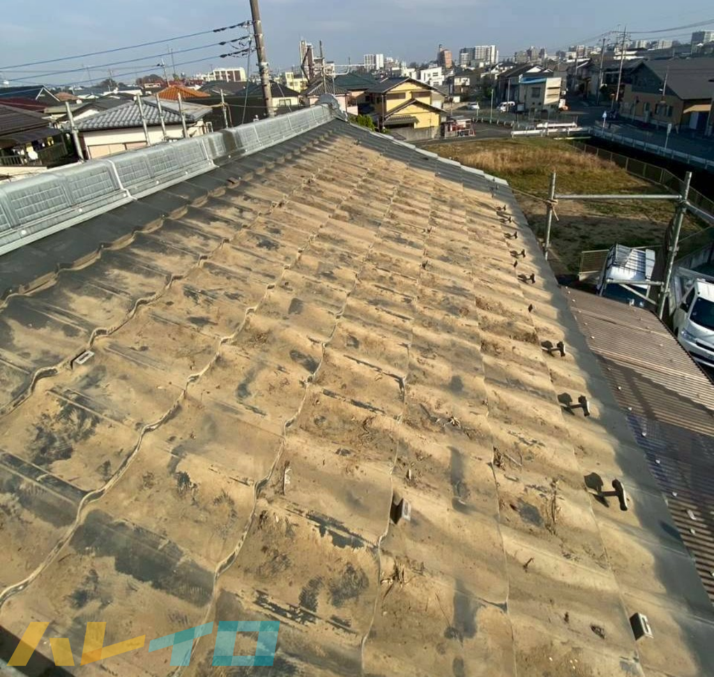 屋根の工事前であるビフォーの全景写真