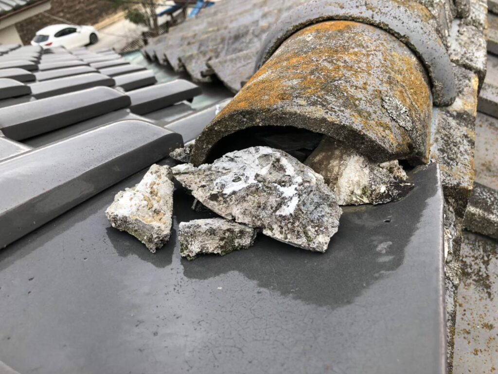 漆喰が崩れて隙間ができて瓦屋根が破損している状態