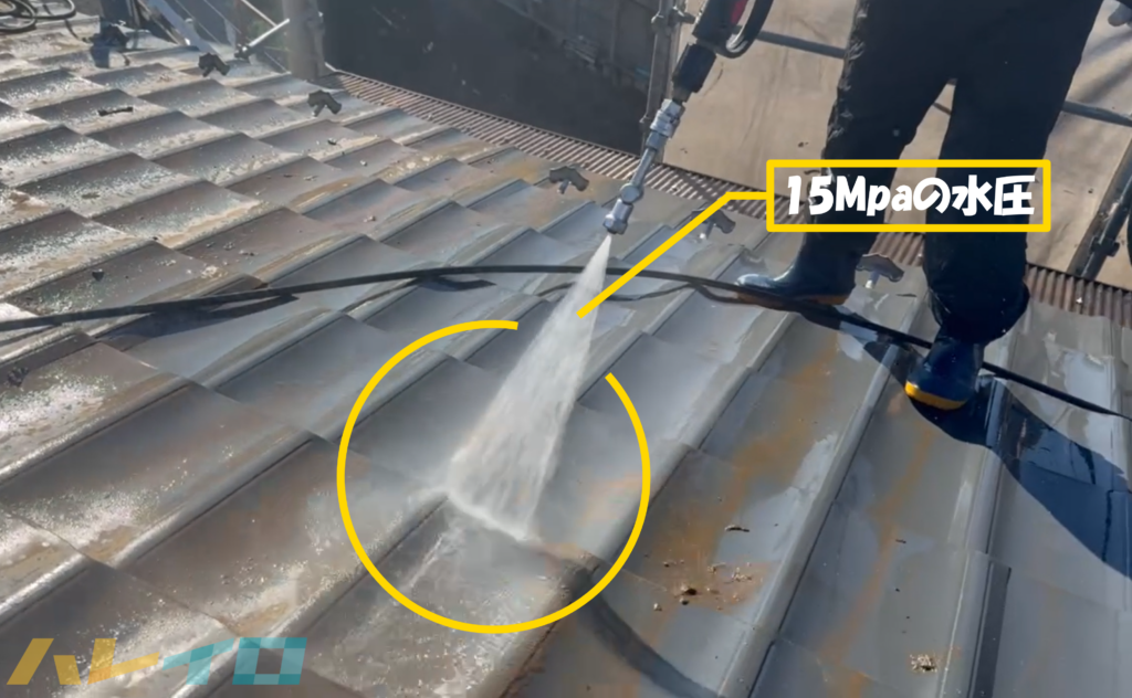 高圧洗浄機から噴射された水が、先端の調整によって広い範囲を洗浄している様子