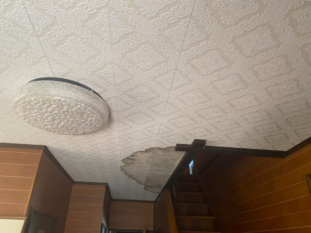 室内の天井に雨漏りでシミが広がっている状態