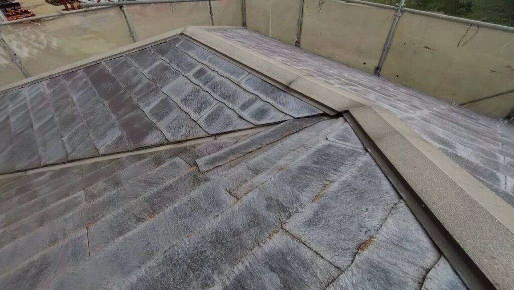 塗膜の劣化により屋根のツヤが失われ、色褪せが目立つ状態