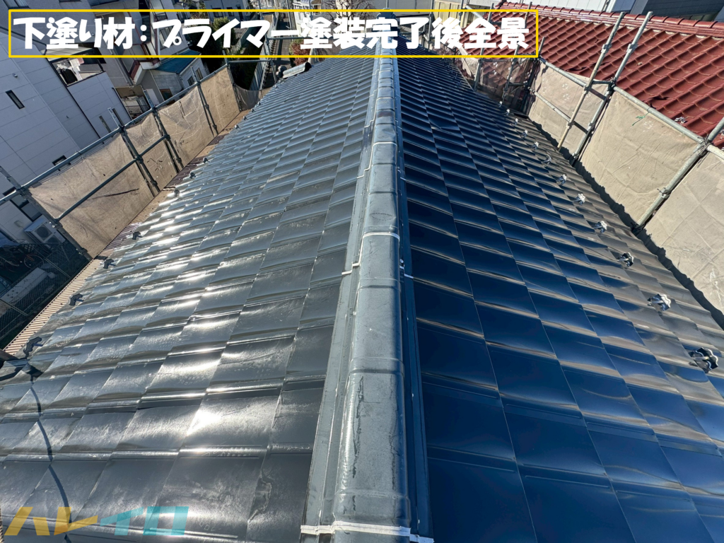 下塗り材のプライマー塗装が完了した屋根の全景が分かる写真