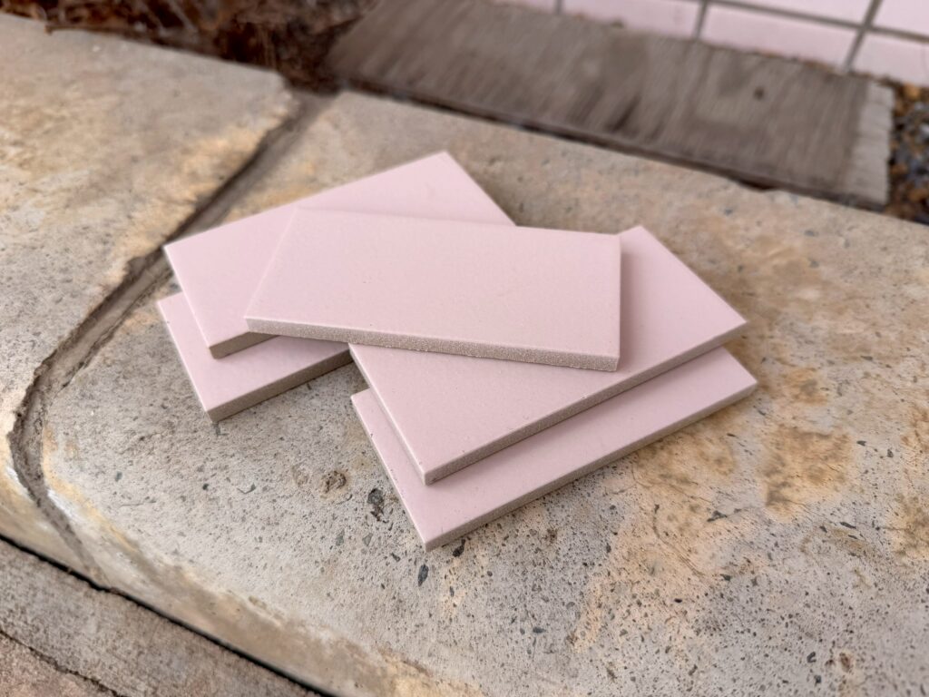 既存タイルと同様の薄いピンク色の色合いとなるLIXIL製の外壁タイルの写真