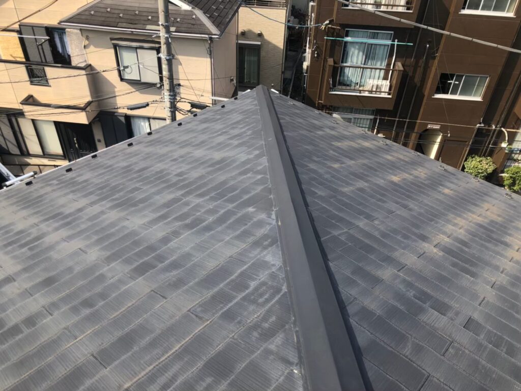 塗膜の劣化により屋根のツヤが失われ、色褪せが目立つ状態