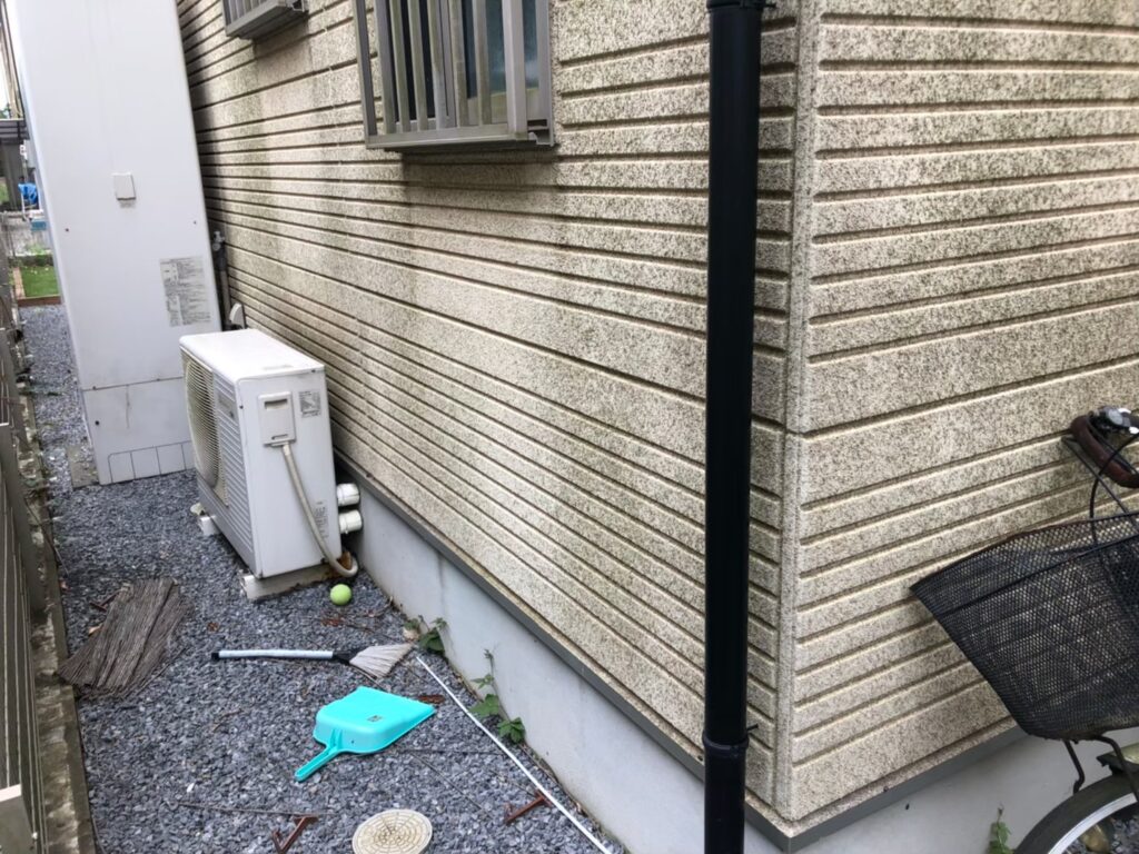 経年劣化により外壁に黒ずみ汚れが付着している状態