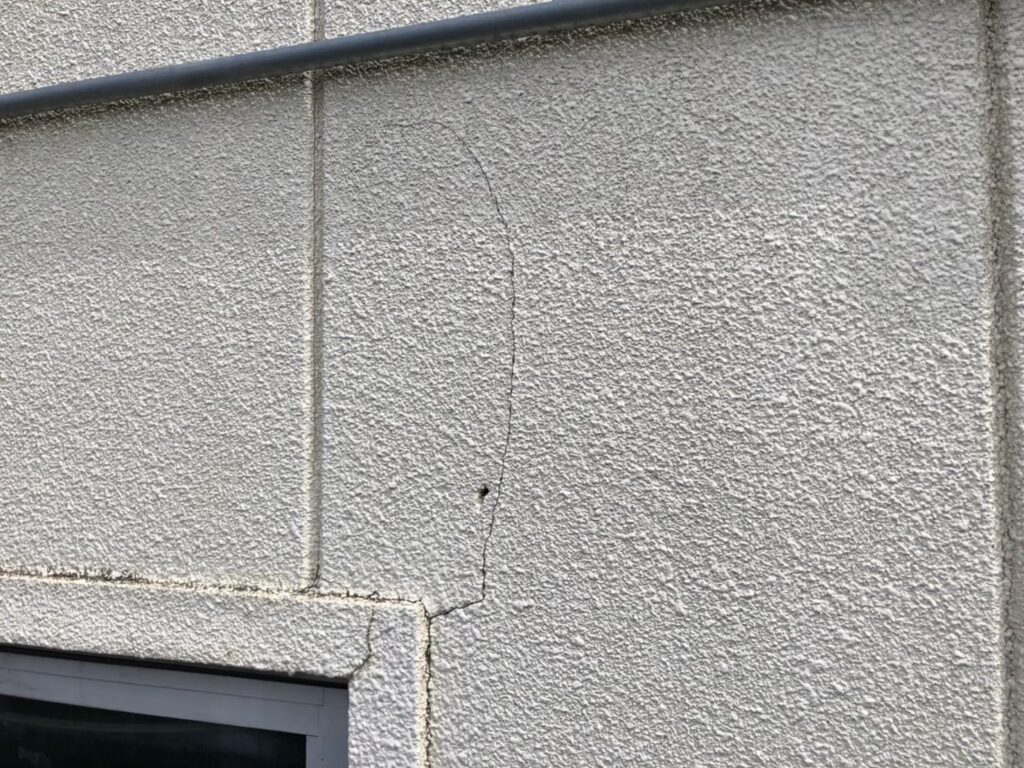 川越市で外壁ひび割れを初めて発見した方へ放置すると起こる雨…