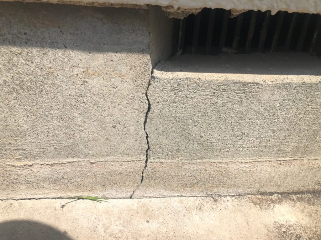 地震の影響により基礎表面にひび割れが広がり、劣化が進行している状況
