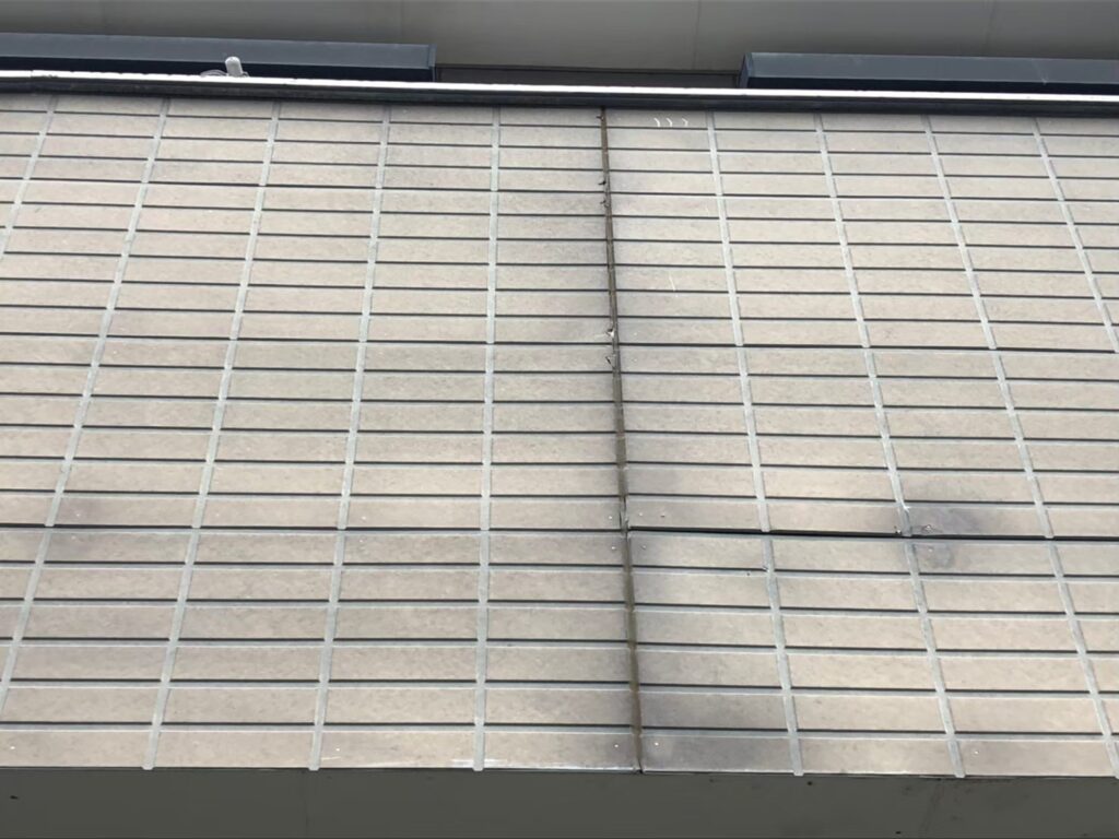 経年劣化により外壁に黒ずみ汚れが付着している状態