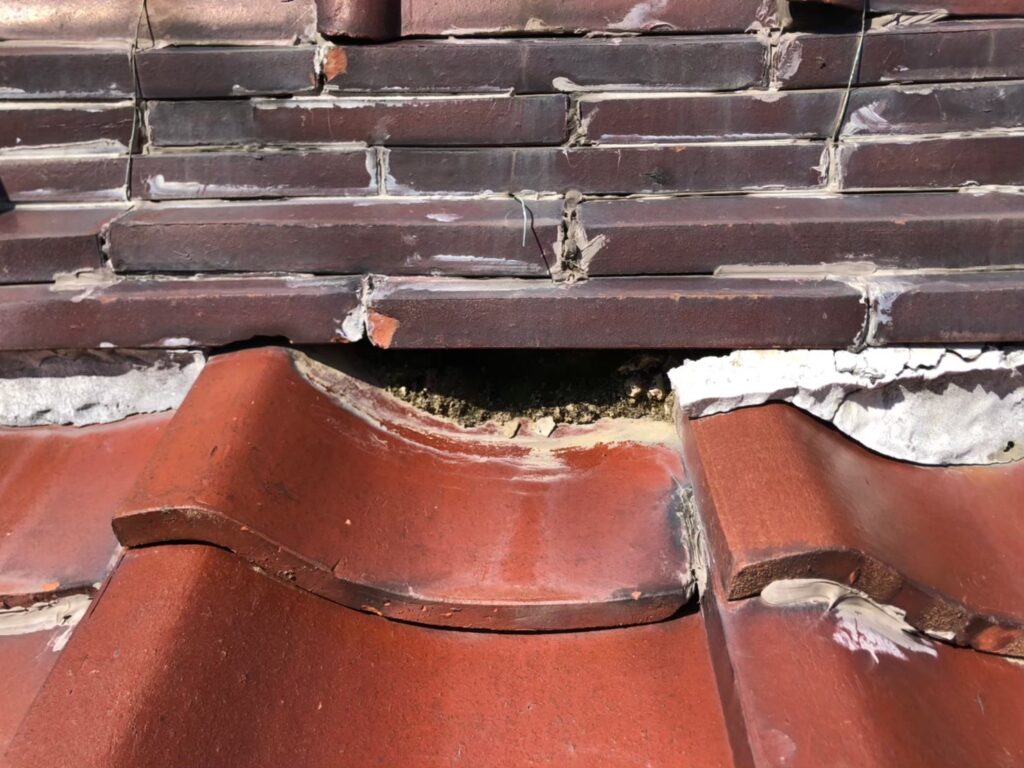 漆喰が崩れて隙間ができて瓦屋根が破損している状態