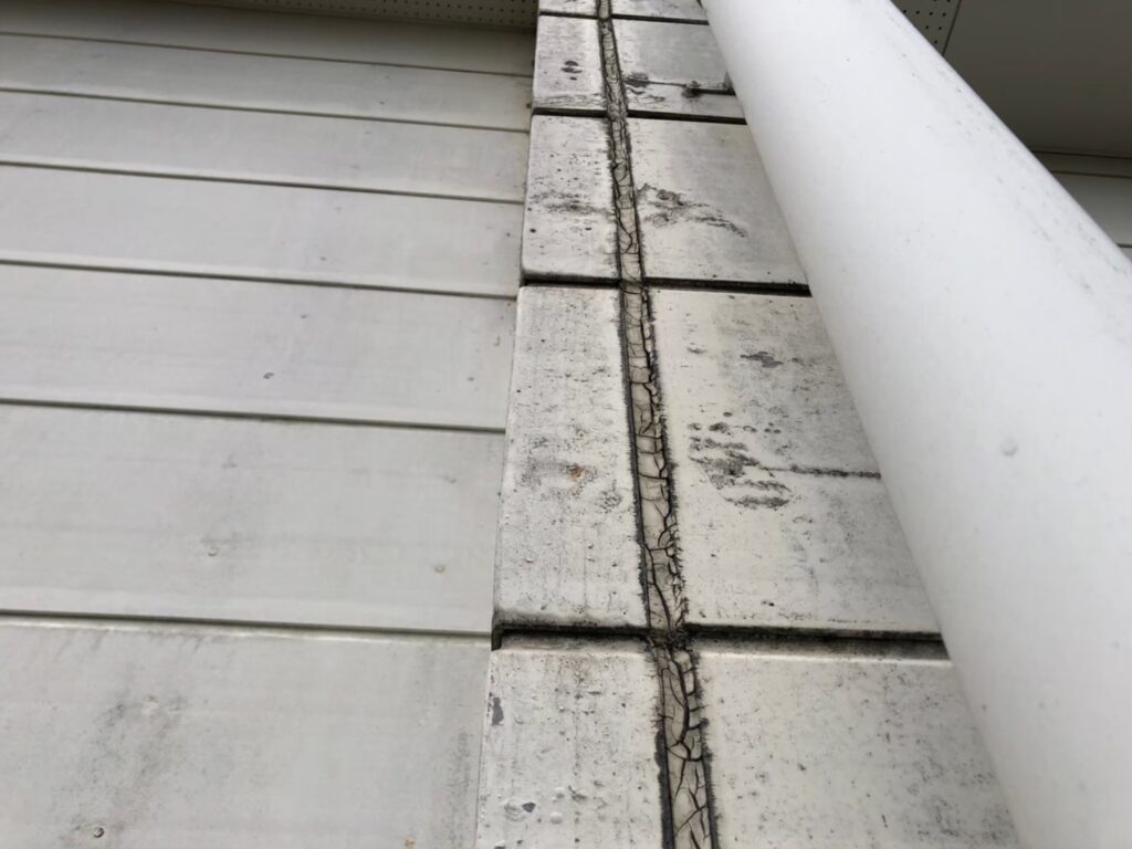 経年劣化によりコーキングが硬化し、ひび割れしている状態