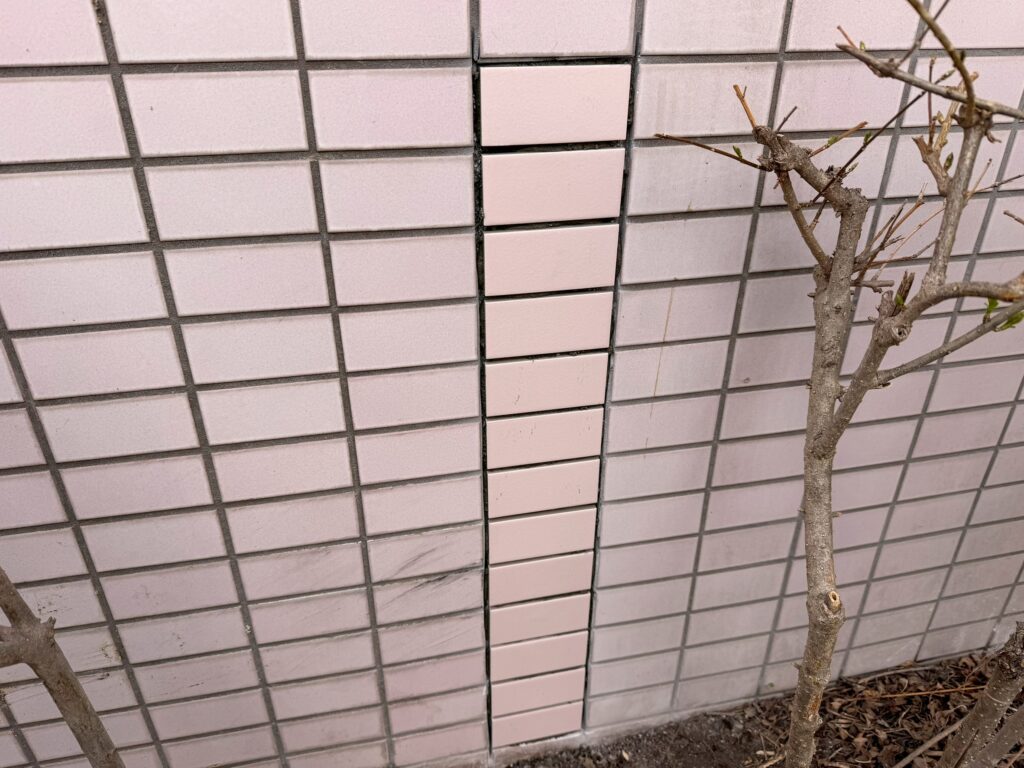 14枚の外壁タイルを貼り替え終えた写真