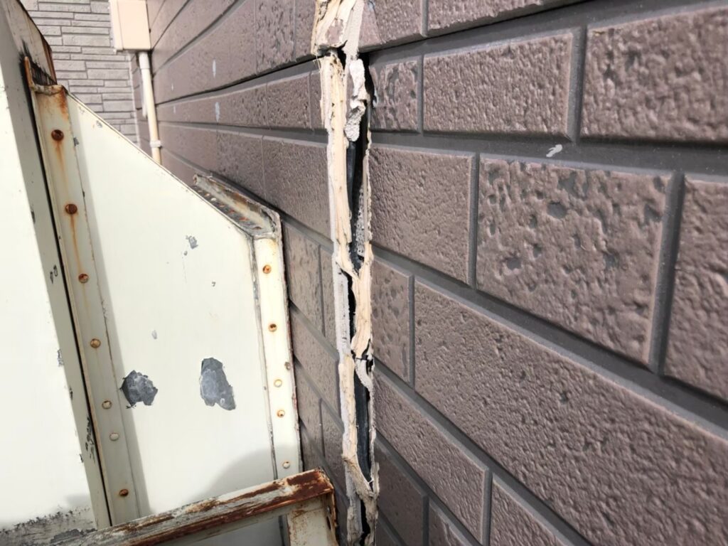 外壁の浮きによって隙間が生じている状態