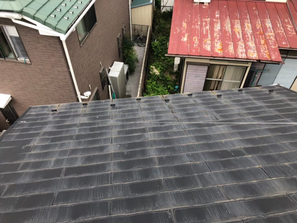 屋根材に黒ずみ汚れが発生し、防水性能が低下している状態