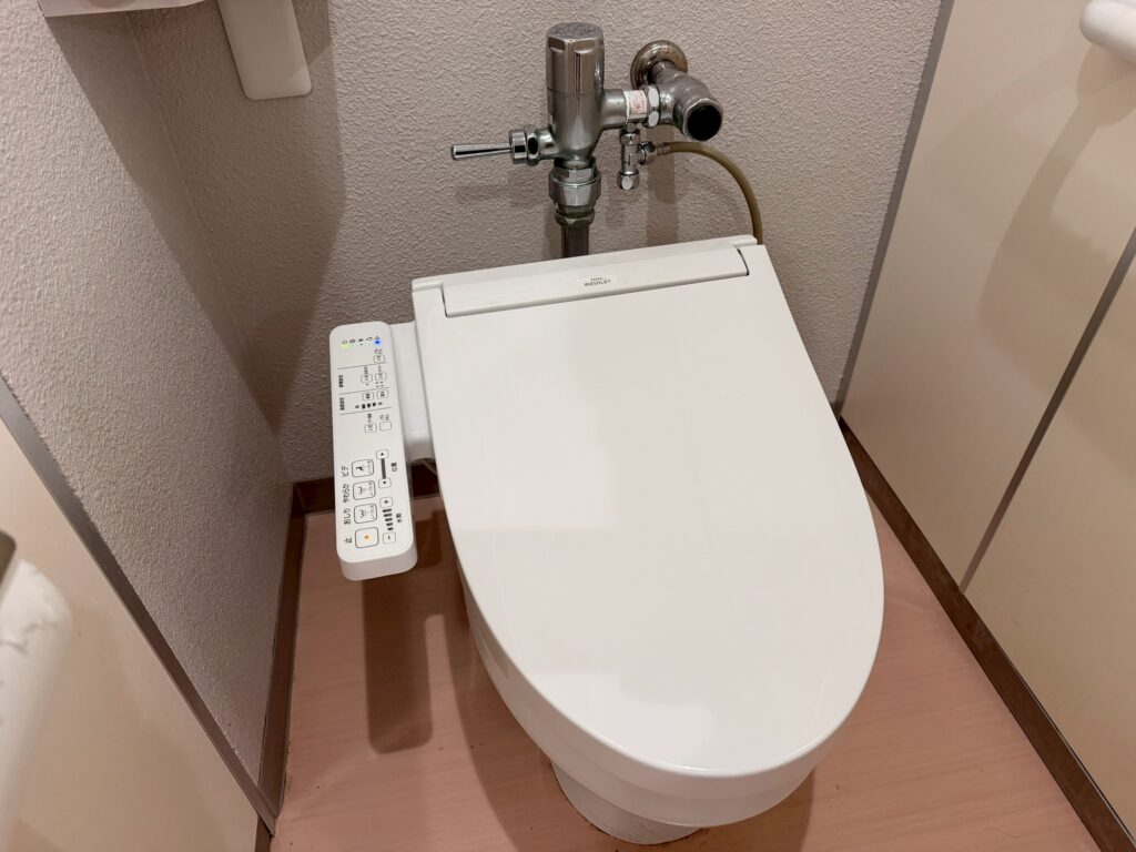 ウォシュレットの取り付け作業が完了した写真