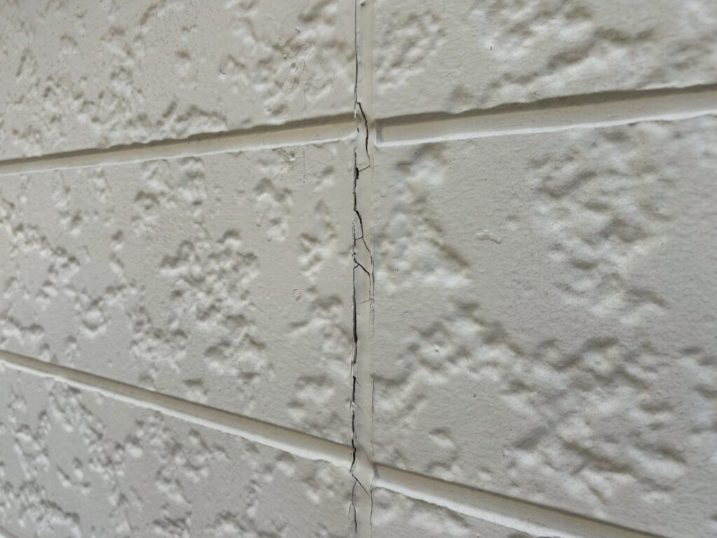 経年劣化によりコーキングが硬化し、ひび割れしている状態