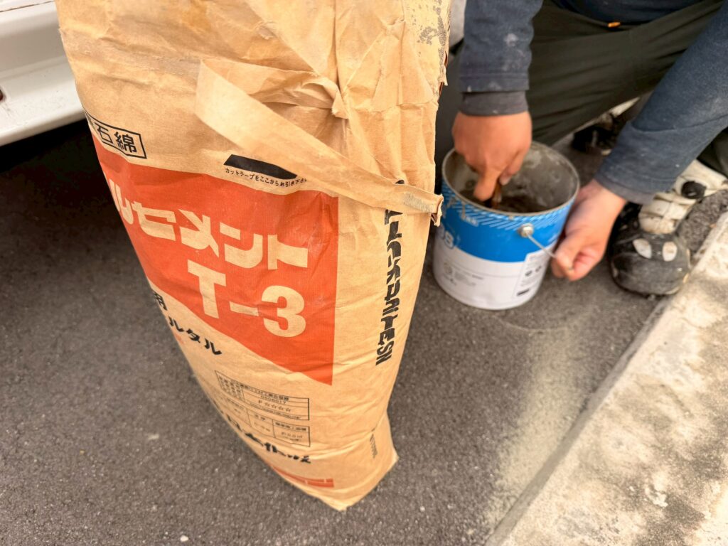 日本化成株式会社のNSタイルセメントに水を加え、均一になるようしっかりと混ぜ合わせている写真