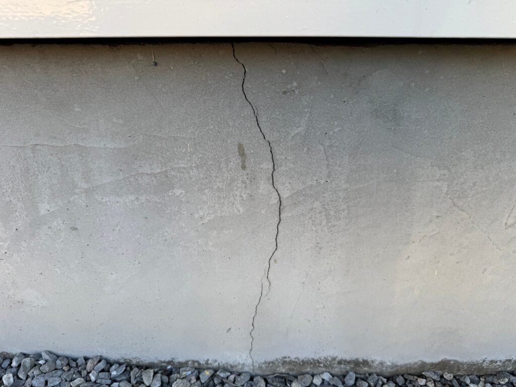 地震の影響により基礎表面にひび割れが広がり、劣化が進行している状況