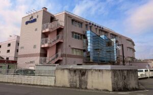 埼玉県坂戸市南町にて、坂戸中央病院様、本館の外壁修繕工事を竣工いたしました。