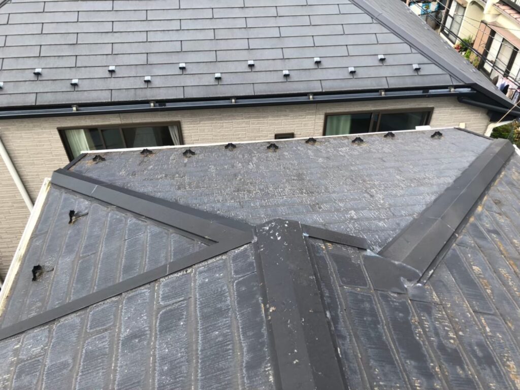 屋根全体が色あせ、塗膜の劣化が進行している状態
