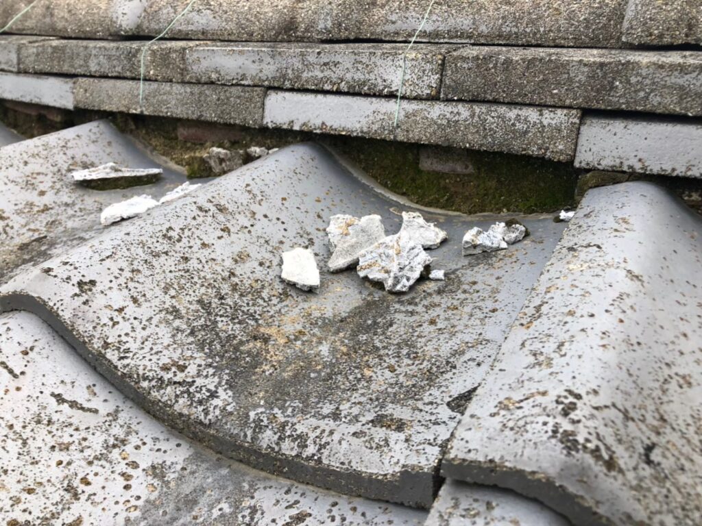 漆喰が崩れて隙間ができて瓦屋根が破損している状態