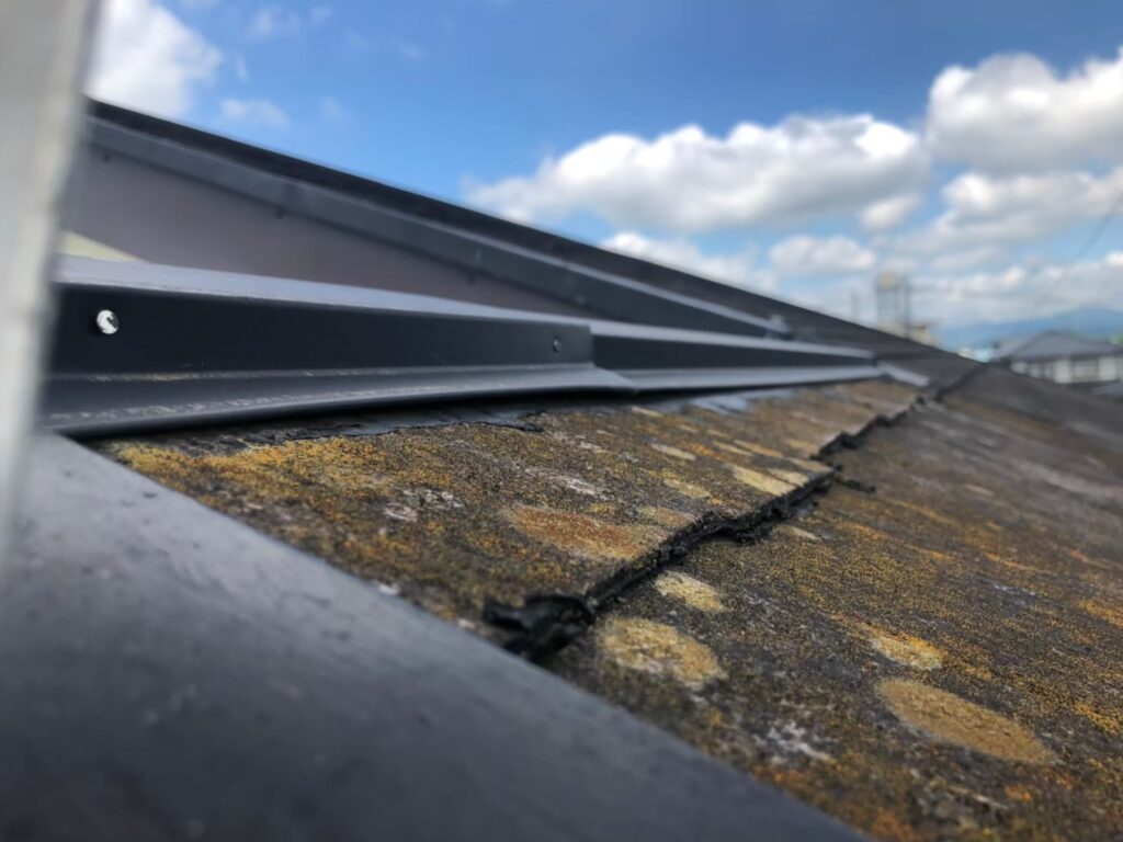 棟板金が浮き上がり、屋根材との間に隙間ができている様子