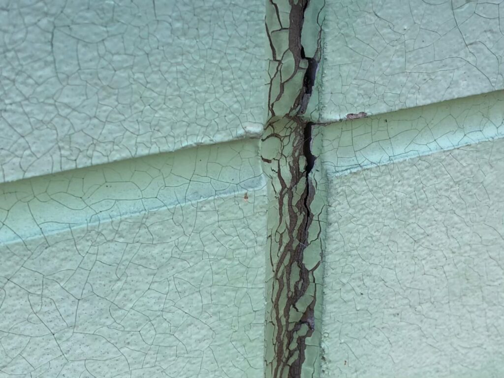 経年劣化によりコーキングが硬化し、ひび割れしている状態