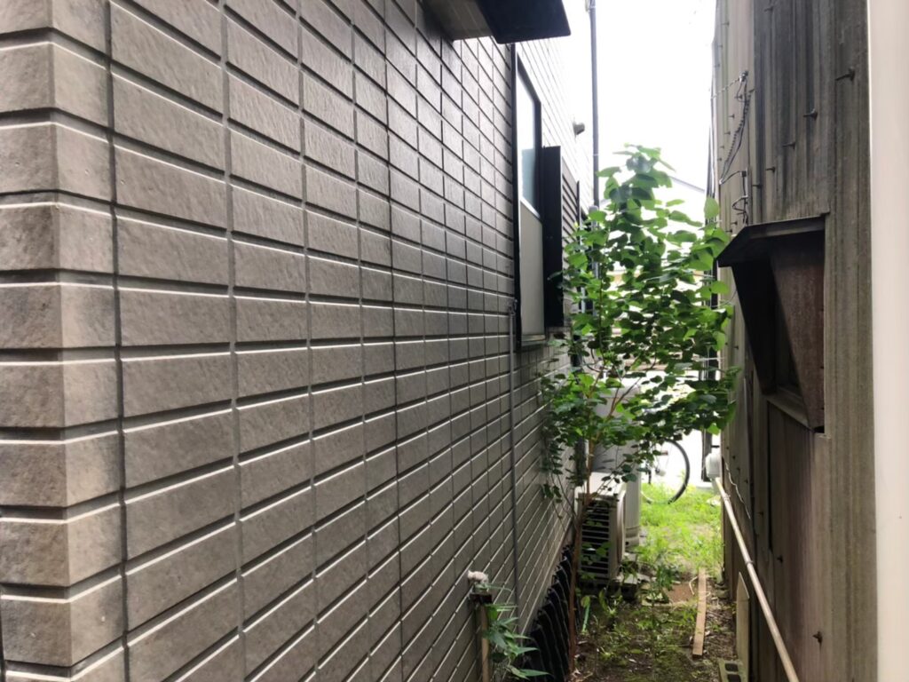 経年劣化により外壁に黒ずみ汚れが付着している状態