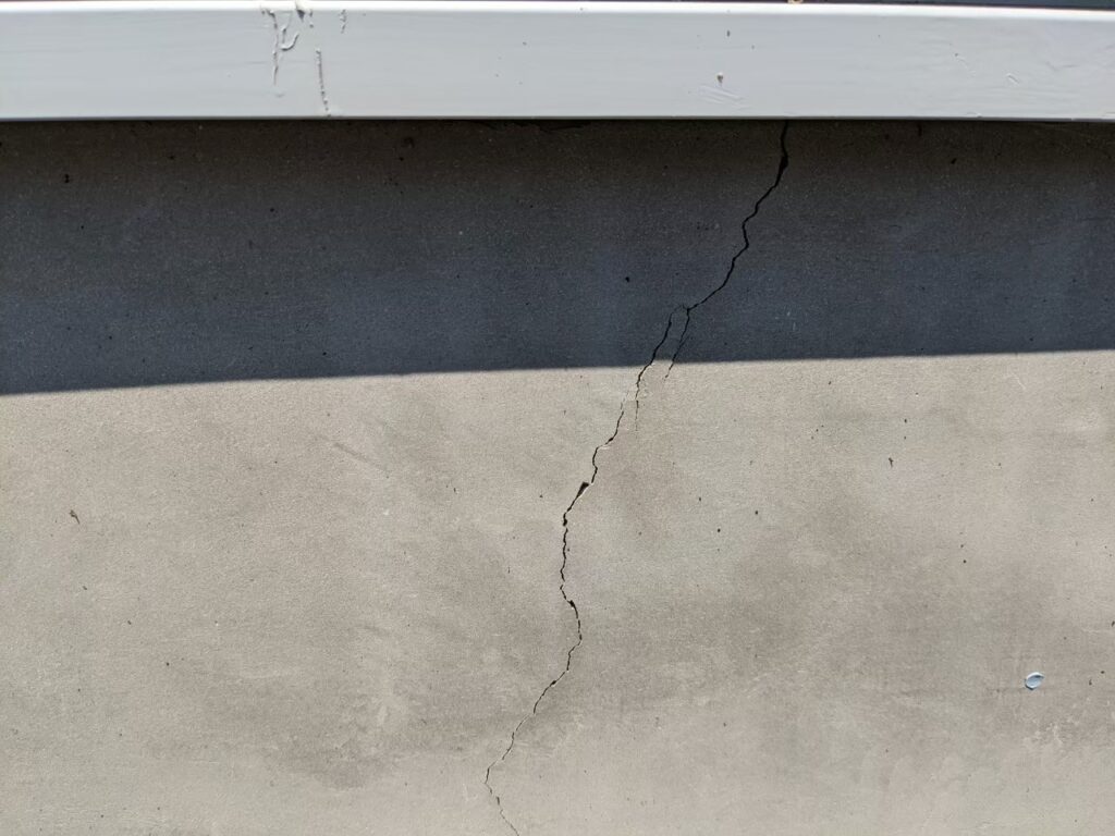 上尾市で基礎ひび割れを初めて発見した方へ放置してはいけない…