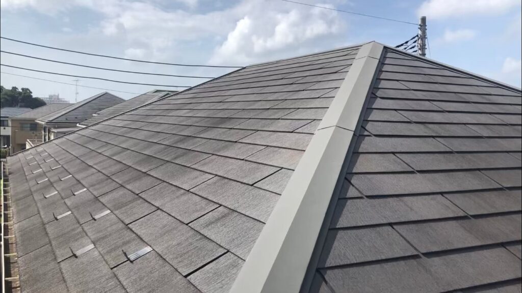 塗膜の劣化により屋根のツヤが失われ、色褪せが目立つ状態