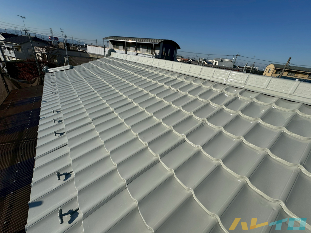 屋根修理・ソーラーパネル撤去・遮熱塗装工事完了後の屋根全体のアフター写真