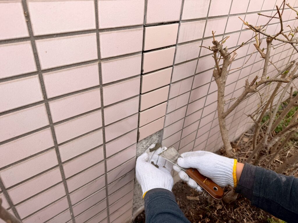 外壁タイルを2枚目3枚目と貼り付け作業を進めた段階の写真