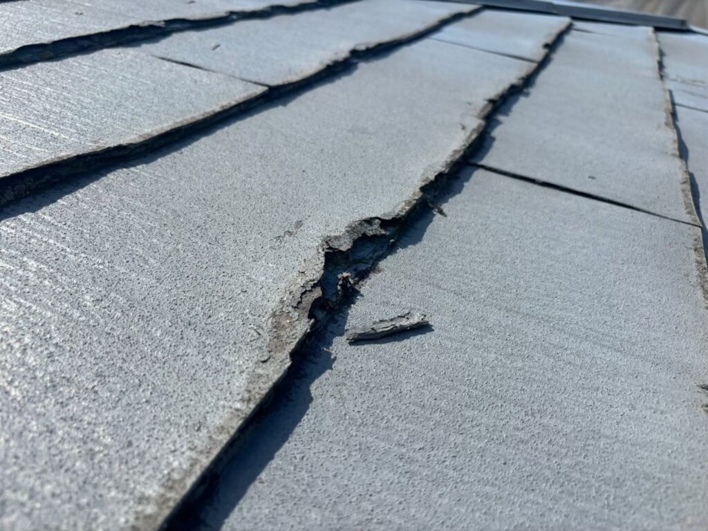 強風や経年劣化により屋根材が剥がれている状態