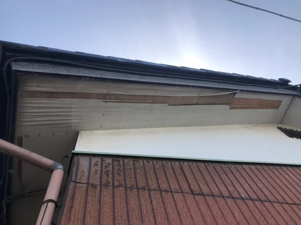 湿気や雨水の影響で軒天が腐食し、剥がれが発生している状態