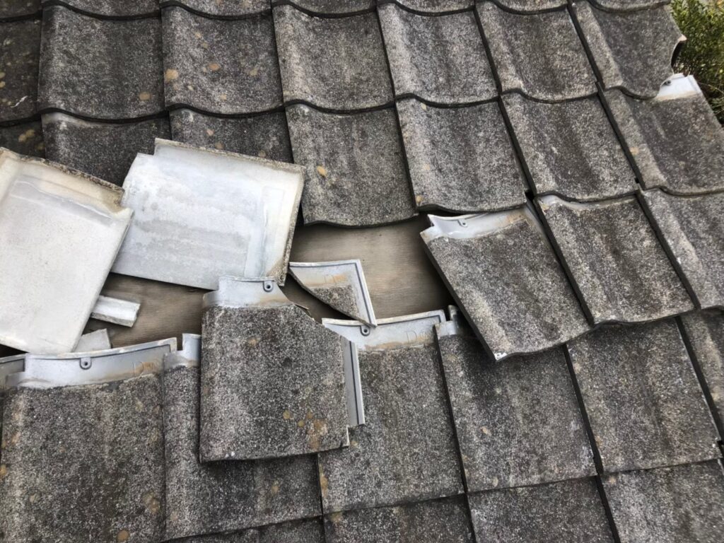 棟部分の漆喰が崩れて飛散し、内部が露出している状態