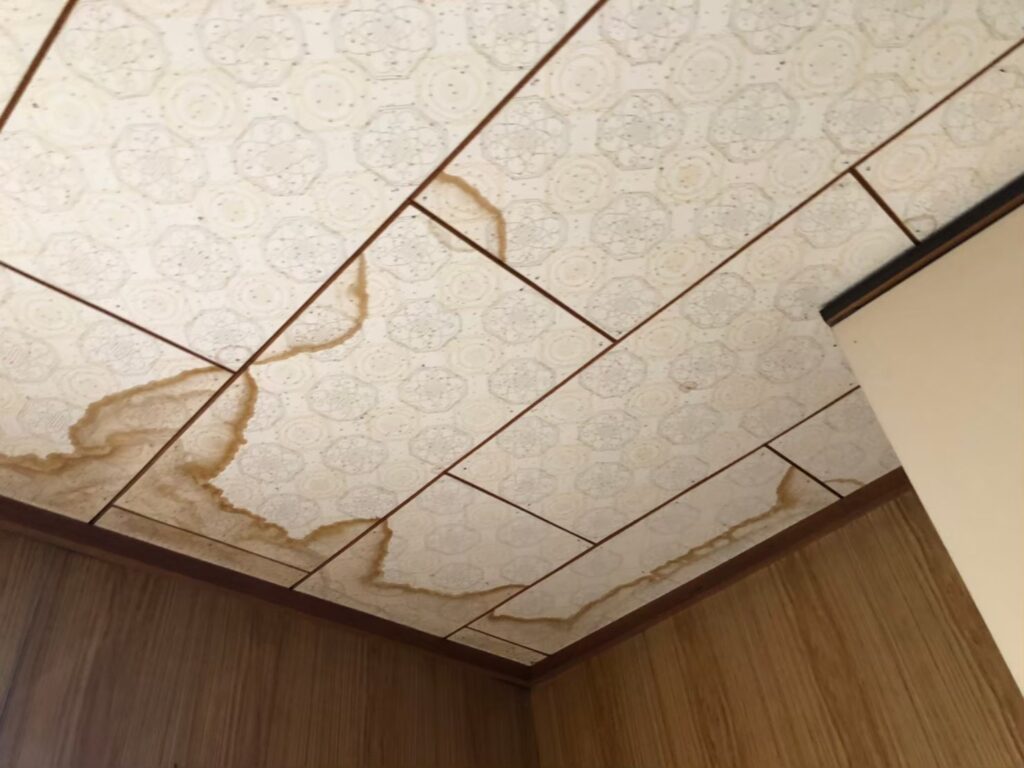 室内の天井に雨漏りでシミが広がっている状態