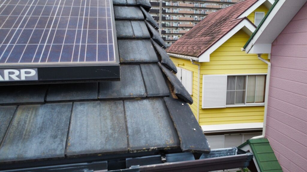 強風の影響により屋根瓦が大きくずれている状態