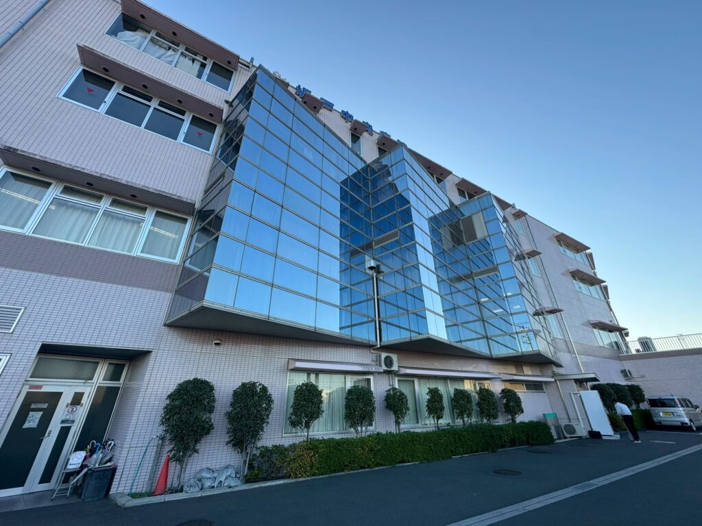 坂戸中央病院様の外来棟の全景