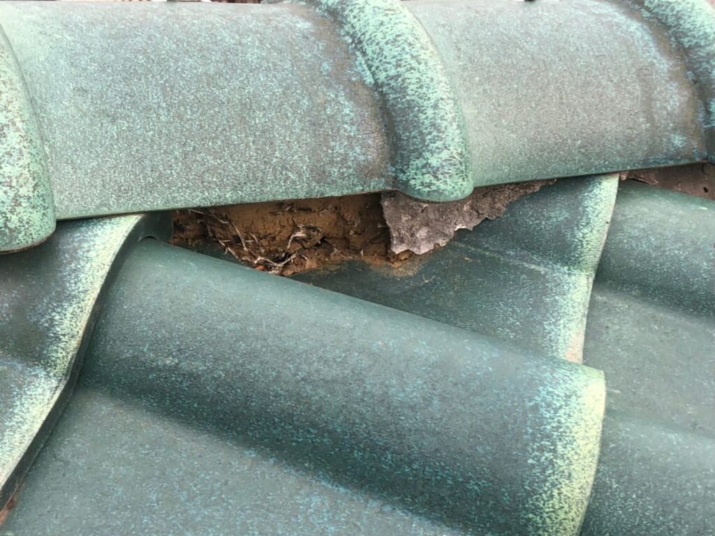 漆喰が崩れて隙間ができて瓦屋根が破損している状態