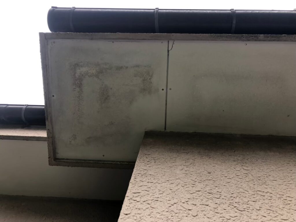 雨漏りによる水分で軒天に茶色い雨染みが生じている状態