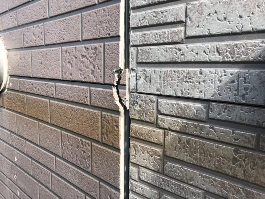 外壁の浮きによって隙間が生じている状態