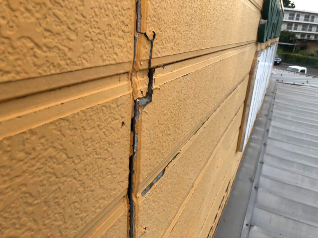 外壁の浮きによって隙間が生じている状態