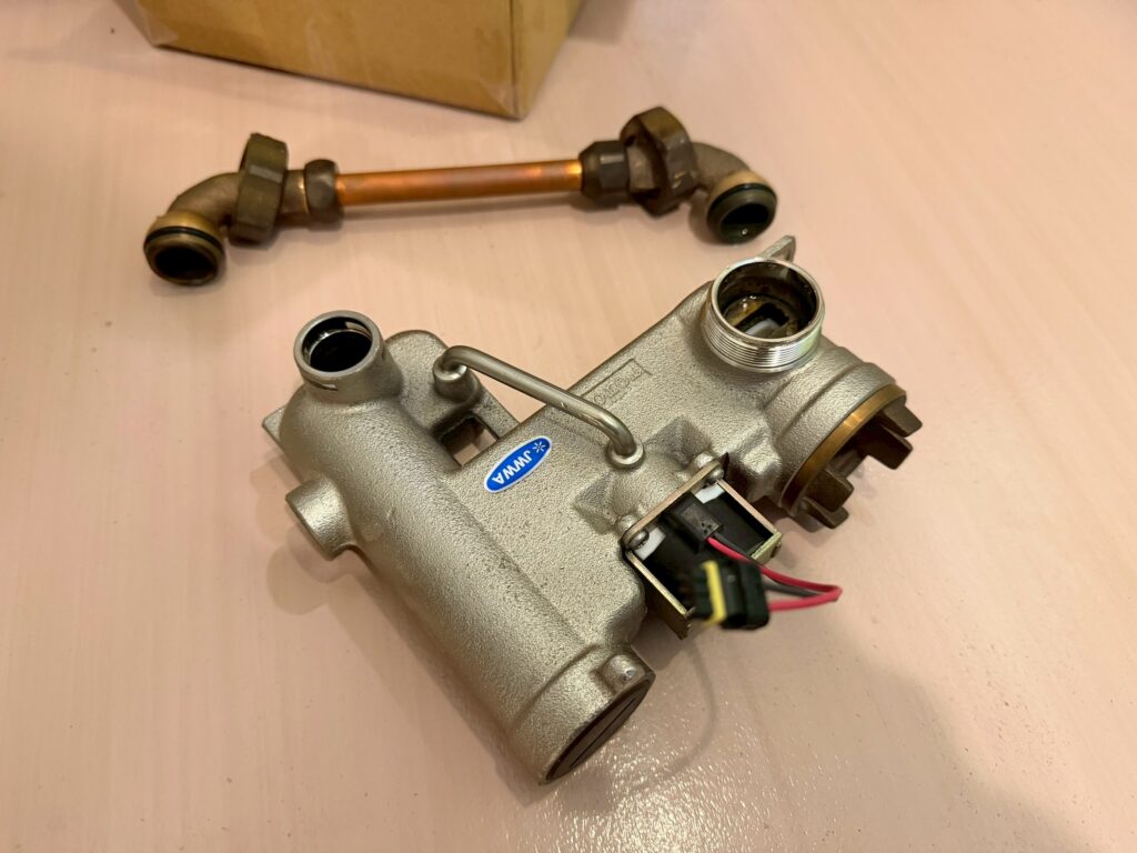 経年劣化で作動しないTOTO製の電磁弁およびセンサーの写真