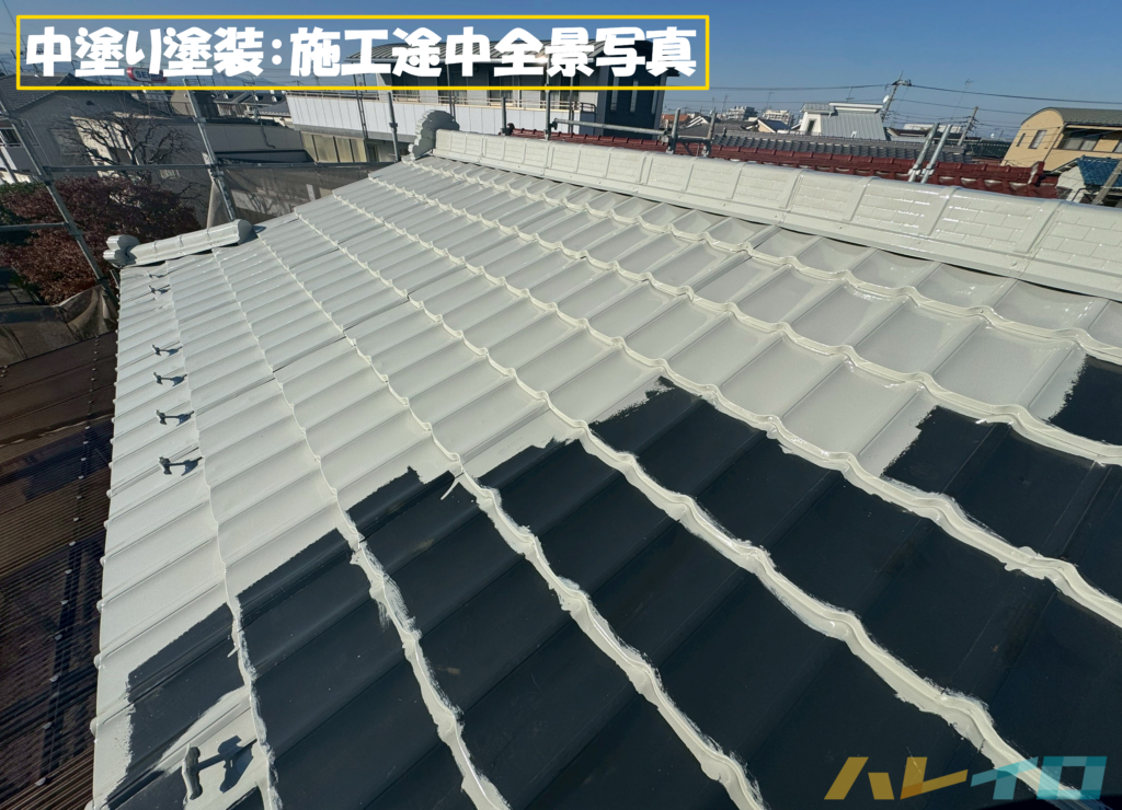 屋根全体が少しずつシティーグレーへと変わって、中塗りの施工途中の様子が分かる写真