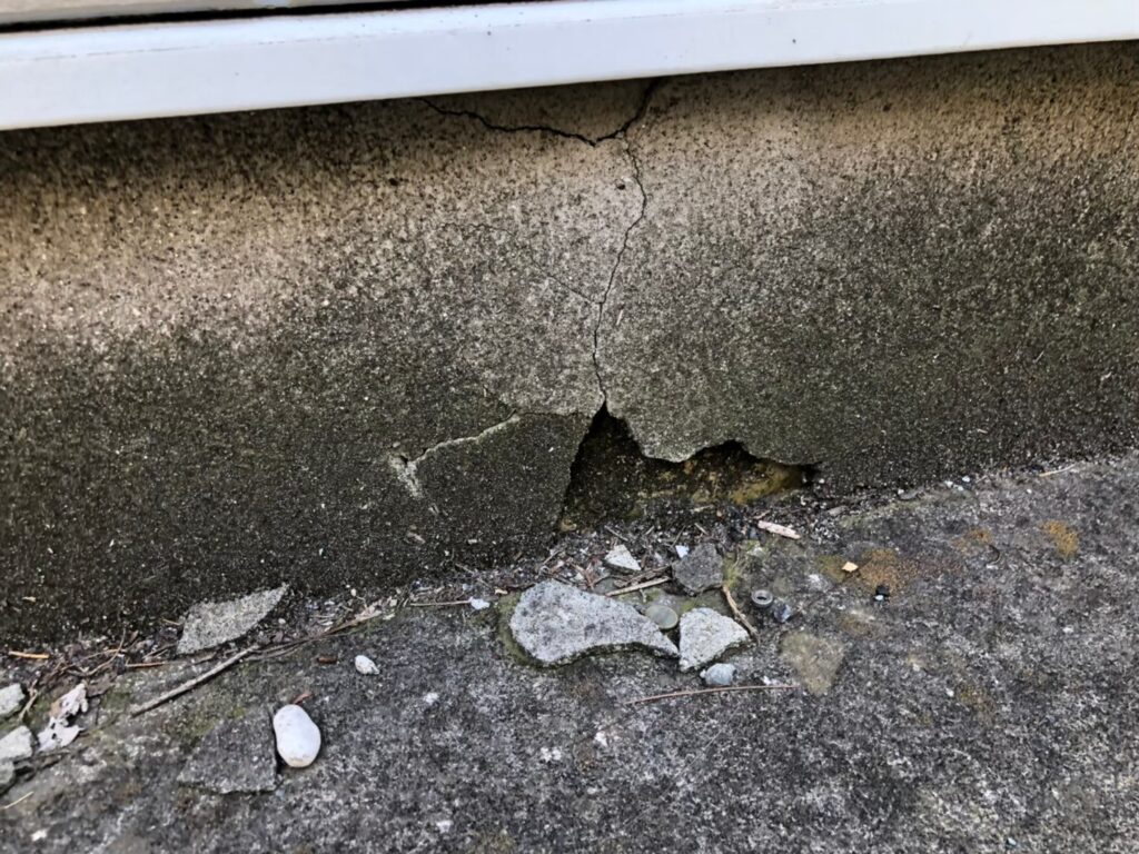 地震の影響により基礎表面にひび割れが広がり、劣化が進行している状況