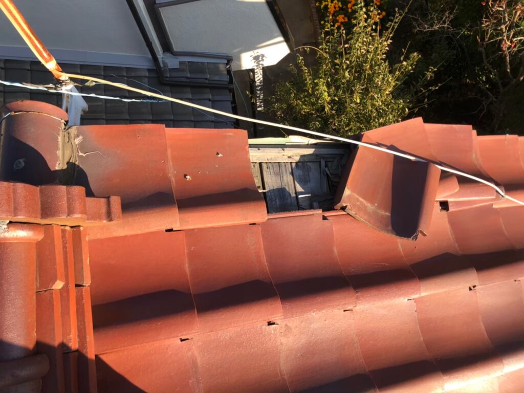 強風の影響により屋根瓦がズレている状態