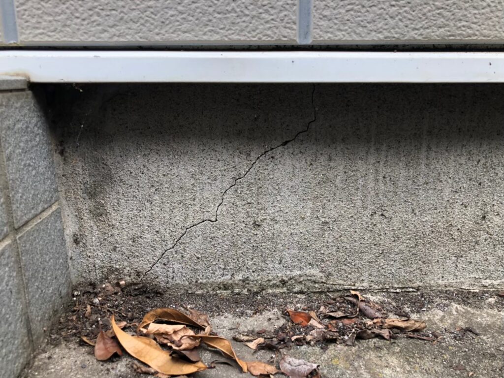 地震の影響により基礎表面にひび割れが広がり、劣化が進行している状況