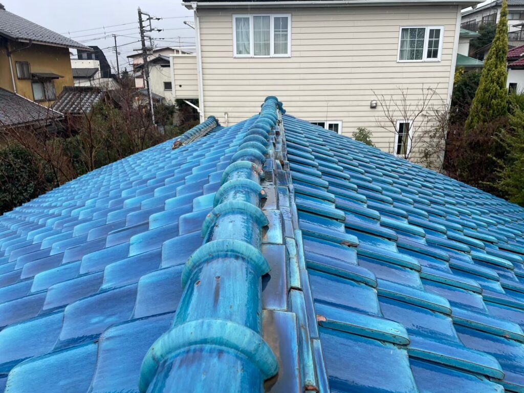 番線が切れた影響で瓦が大きくずれている状態