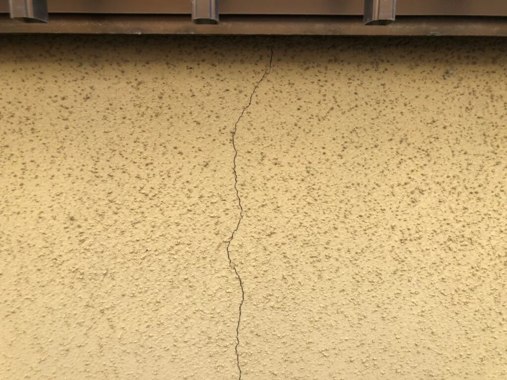 地震の影響により基礎表面にひび割れが広がり、劣化が進行している状況